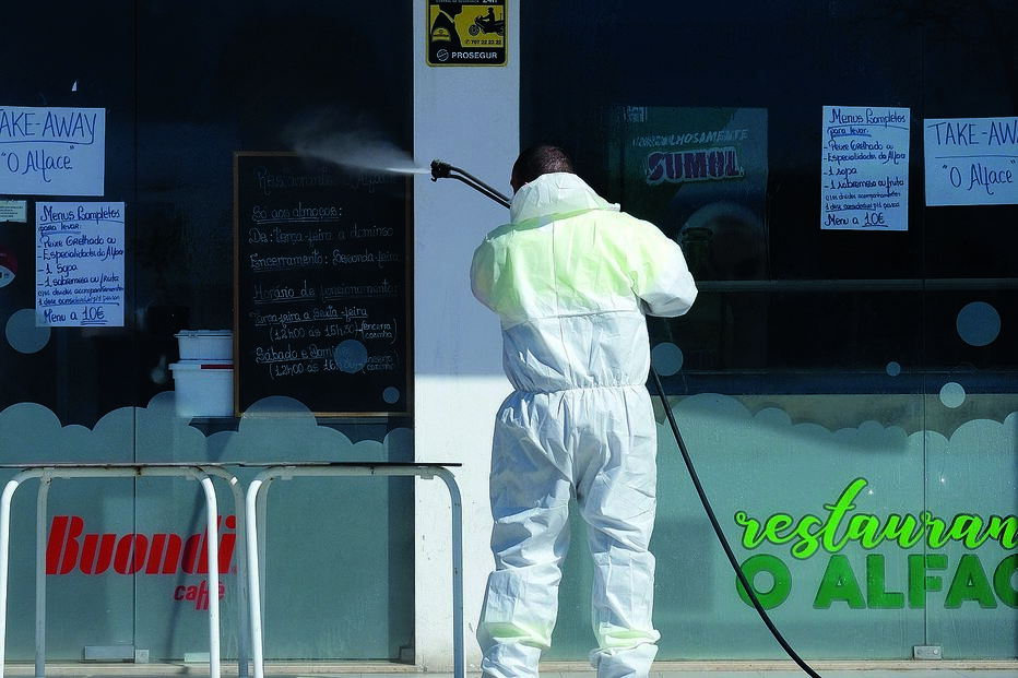 A Direção-Geral da Saúde sublinha a importância de manter os espaços desinfetados. Sempre que possível, os restaurantes devem privilegiar as esplanadas   