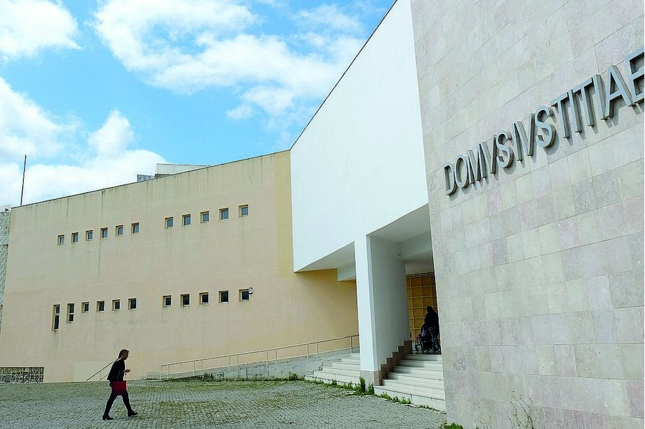 Homem começa esta terça-feira a ser julgado no Tribunal do Seixal, acusado pelo Ministério Público de violência doméstica 