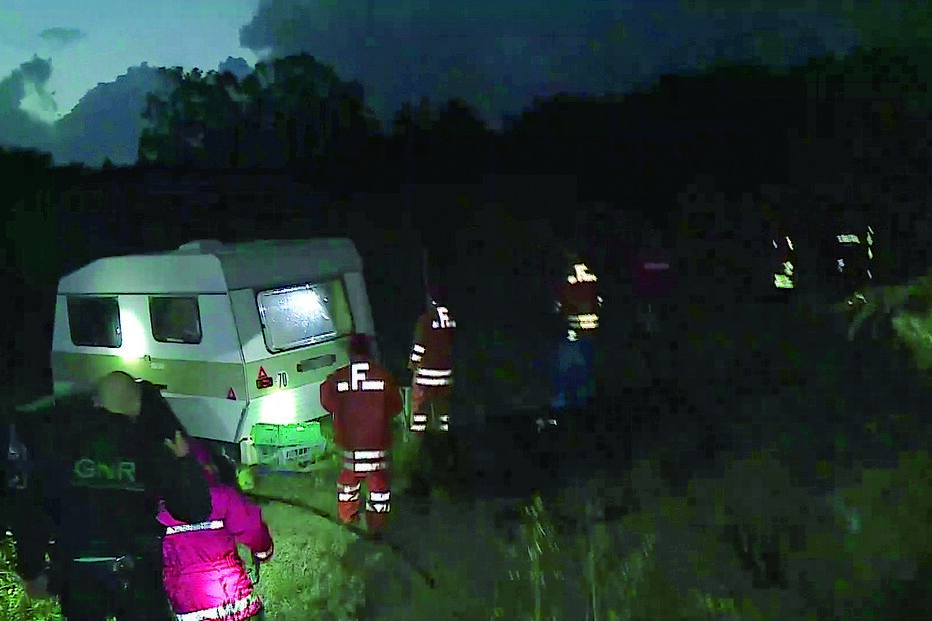 esforço dos bombeiros prolongou-se pela noite. perto de sete dezenas de operacionais vasculharam terrenos e locais onde a menina pudesse estar caída ou escondida.   