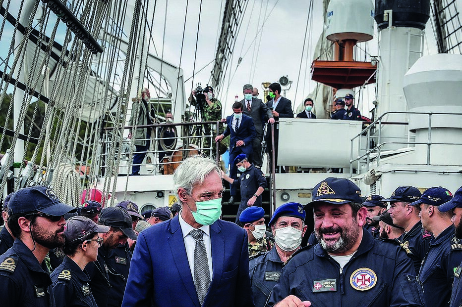 Ministro da Defesa, João Gomes Cravinho, subiu a bordo do navio-escola ‘Sagres’ com o comandante Maurício Camilo