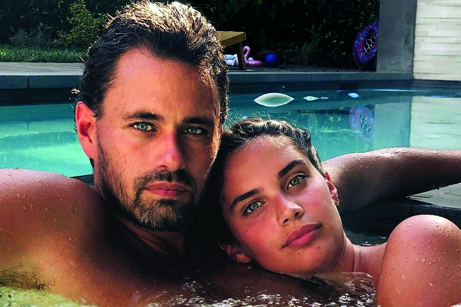 Sara e  Oliver mostram momento de intimidade na piscina 