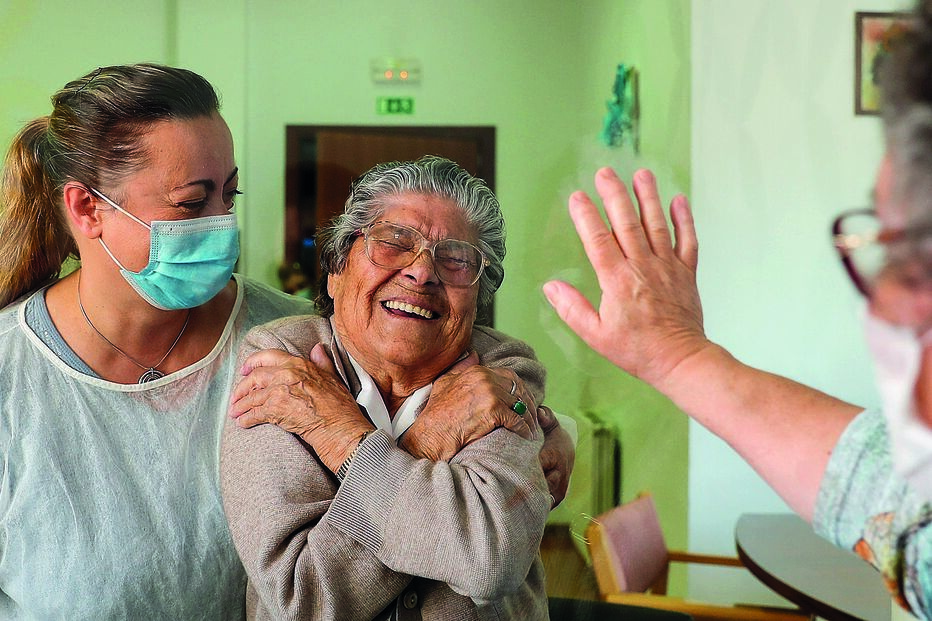 Residentes em lares passam a contar com visitas regulares de familiares e amigos, embora estas obedeçam a rigorosas medidas de segurança para evitar contágio 