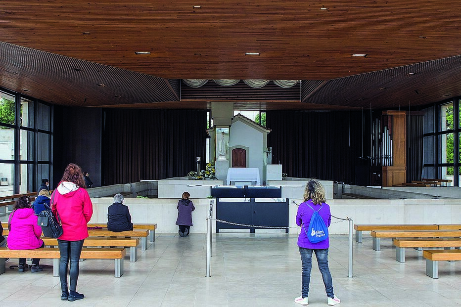 Capelinha das Aparições, ontem, a meio da tarde, com menos de uma dúzia de pessoas. Na véspera das peregrinações aniversárias está cheia. Neste 13 de maio estará vazia 