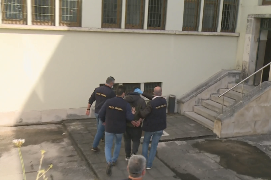 Pai e madrasta de Valentina chegam ao Tribunal de Leiria