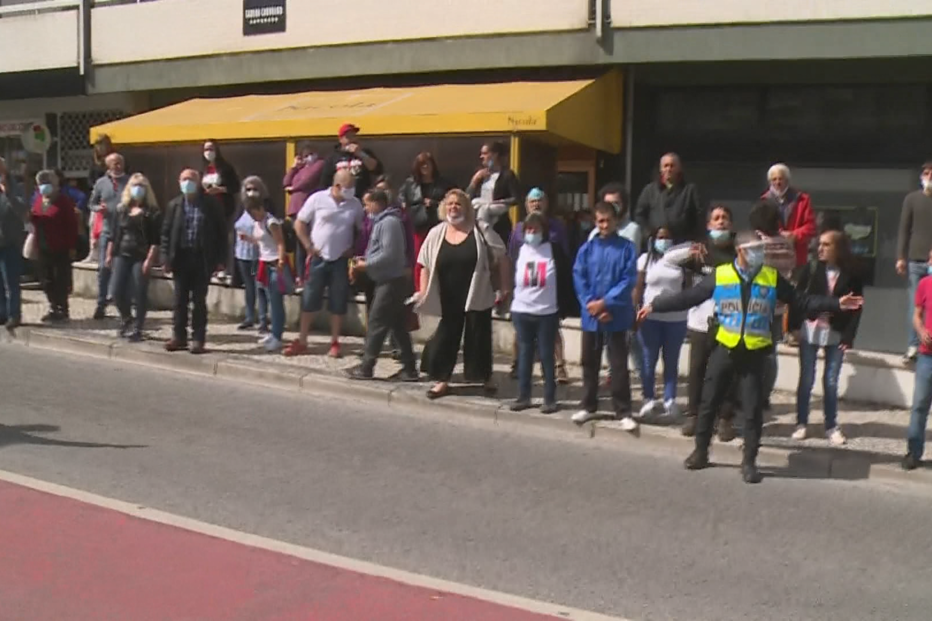 Populares entoam palavras contra pai e madrasta de Valentina