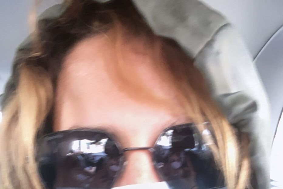 Inês Herédia mostra-se a sair de máscara