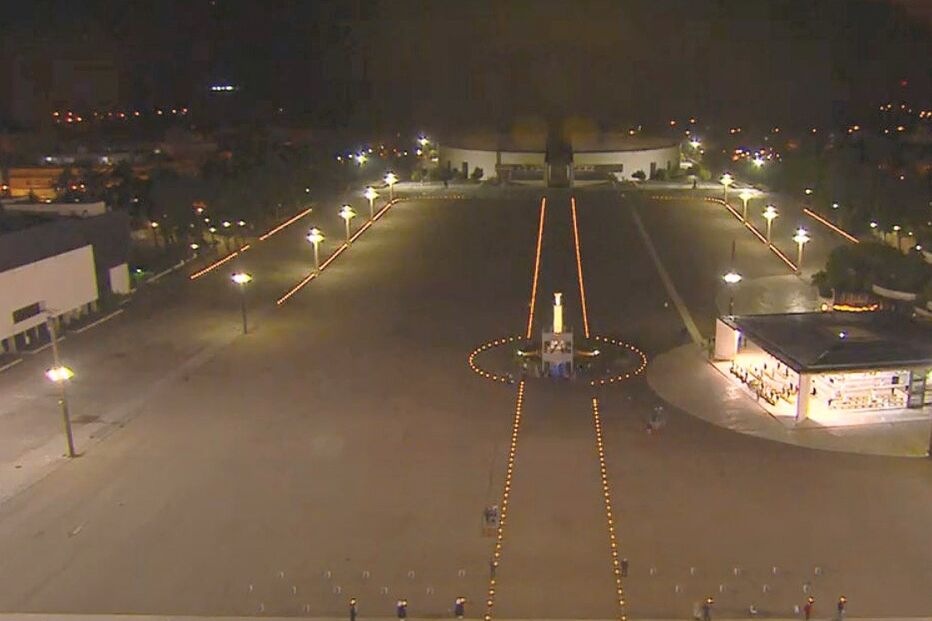 Santuário de Fátima deserto, no primeiro momento alto das peregrinações, a Procissão das Velas. O mesmo acontecerá hoje na Procissão do Adeus 