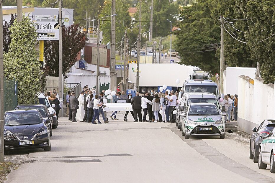 O caixão da menina antes de entrar para o cemitério do Bombarral. Funeral esteve limitado à presença da família e amigos mais próximos, devido à pandemia  
