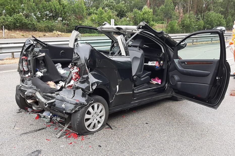 Violenta colisão entre carro e camião faz um ferido na A41 em Santa Maria da Feira