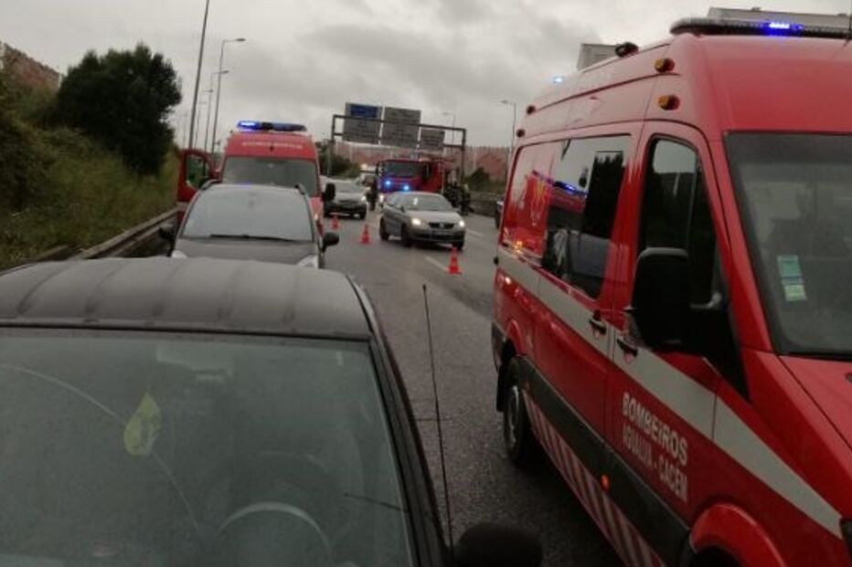 Choque em cadeia com sete carros faz três feridos no IC19 junto a Rio de Mouro