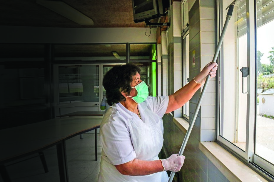 Funcionária limpa a Escola Secundária Pinheiro e Rosa, em Faro, antes do regresso às aulas presenciais na segunda-feira