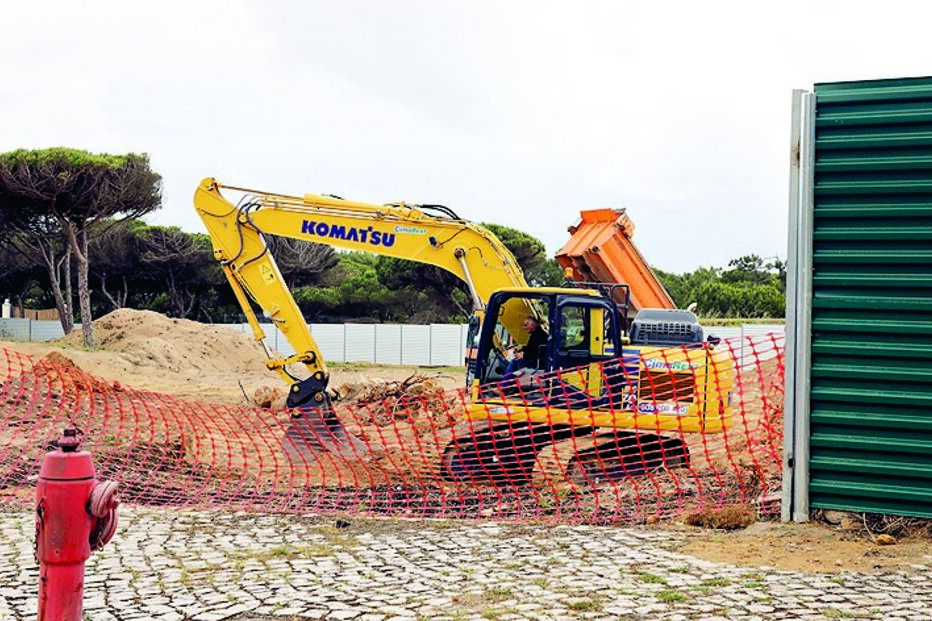 Mansão está a ser construída  na luxuosa Quinta da Marinha 