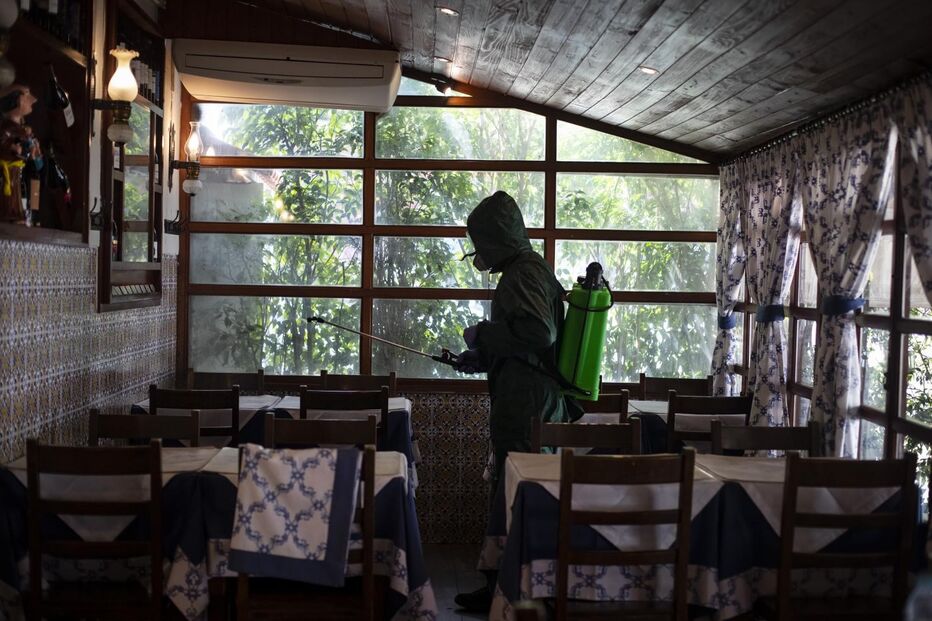 Funcionários procedem à limpeza, desinfeção do interior de restaurante. Preparação para abertura no restaurante A Gina em Lisbo