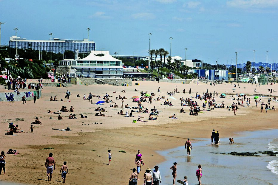 Na praia de Carcavelos centenas estenderam a toalha no areal