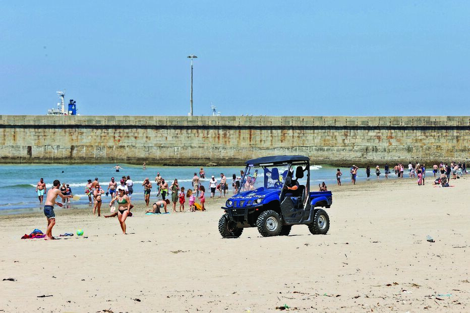 A praia de Matosinhos não tinha tanta gente há muito tempo 