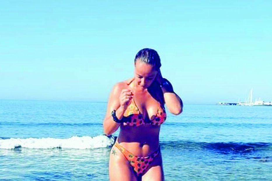 Bárbara Norton de Matos foi dar um mergulho à praia do Tamariz	