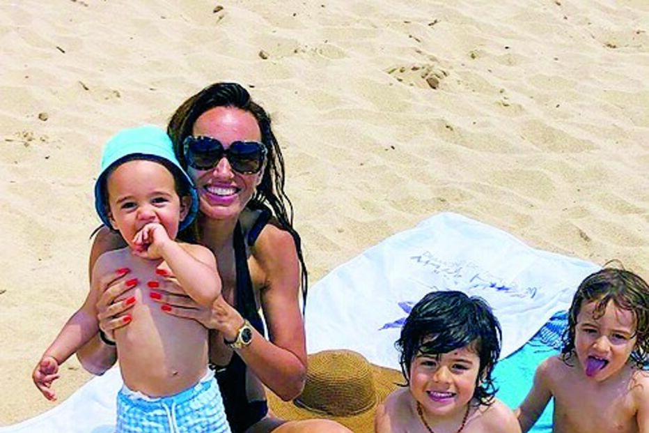 Liliana Aguiar levou os filhos à praia, mas acabou por ser alvo de críticas	