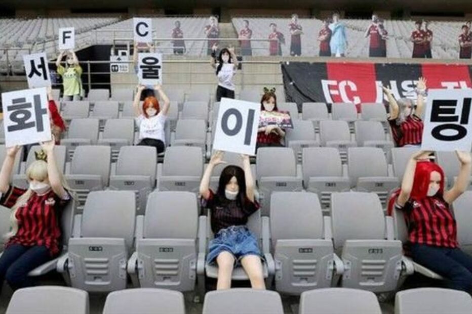 Cube sul-coreano coloca bonecas sexuais a simular adeptos nas bancadas