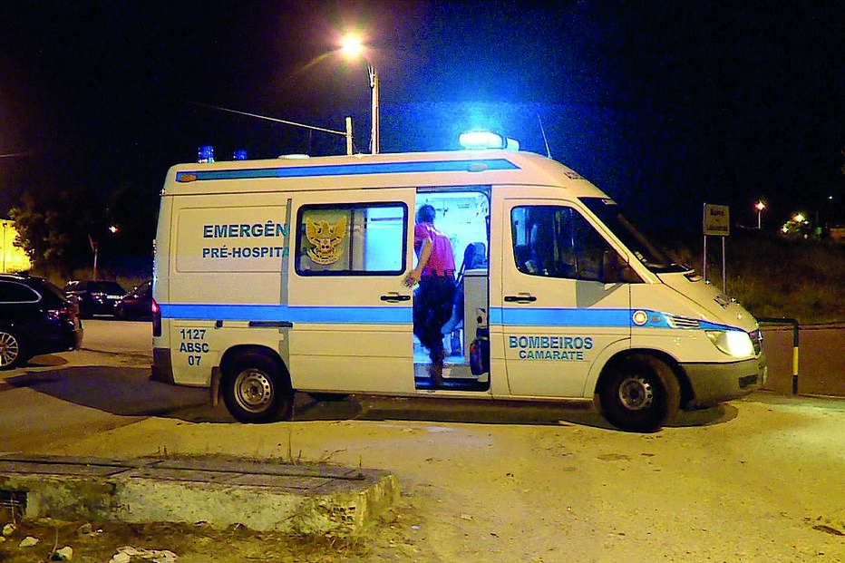 Bombeiros de Camarate deram assistência aos três feridos. Os polícias foram levados para o hospital de Loures