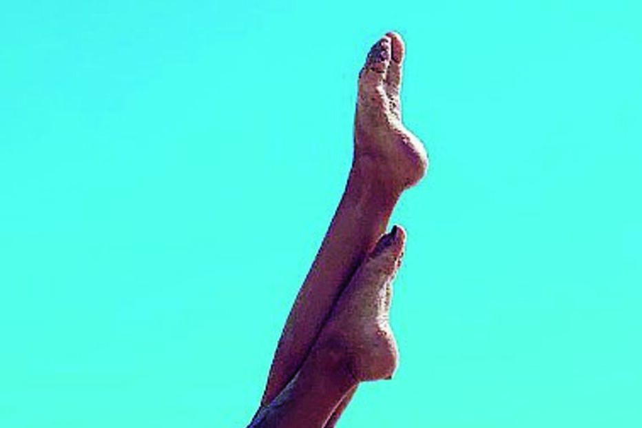 A atriz Margarida Martinho na praia   