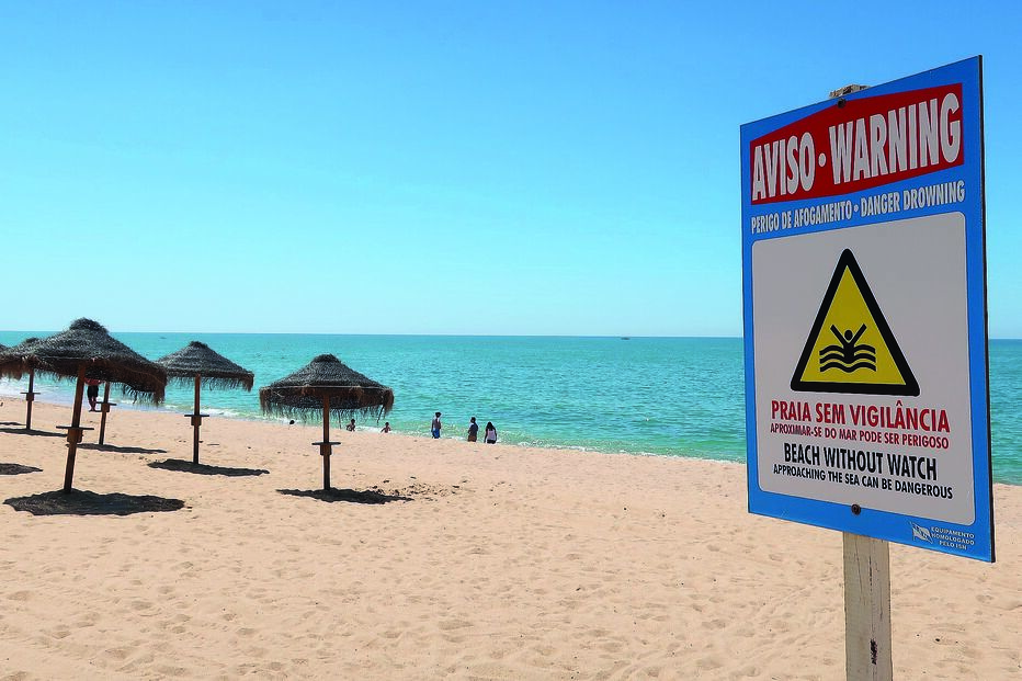 Praias vão ter de instalar zonas de isolamento nos postos de primeiros socorros e equipá-los com termómetros e equipamentos de proteção, como máscaras