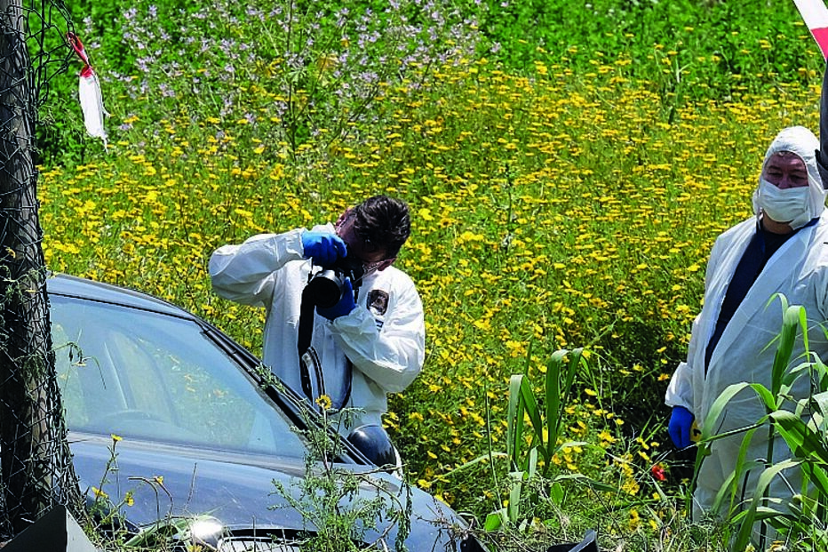 Inspetores da PJ fazem perícias ao veículo utilizado pelos assaltantes 