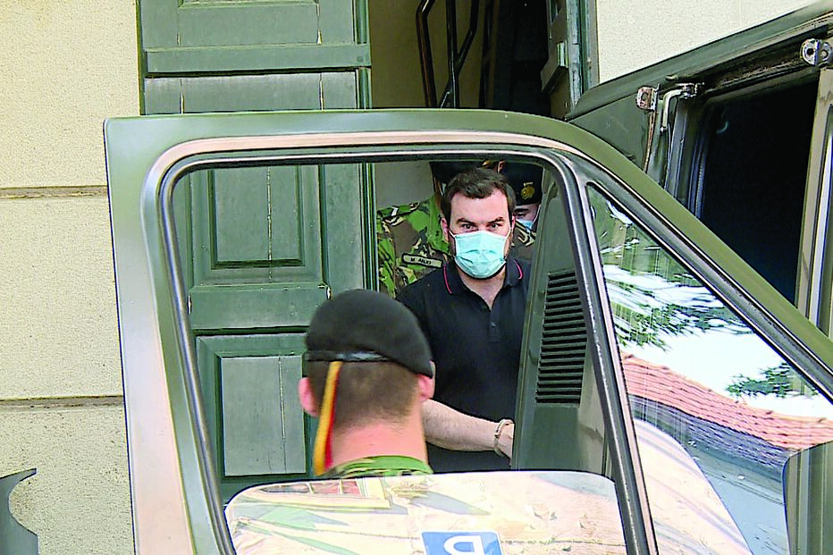 Sérgio Ribeiro a sair algemado do Tribunal de Guimarães, terça-feira à tarde, depois de ter sido ouvido pelo juiz de instrução criminal  