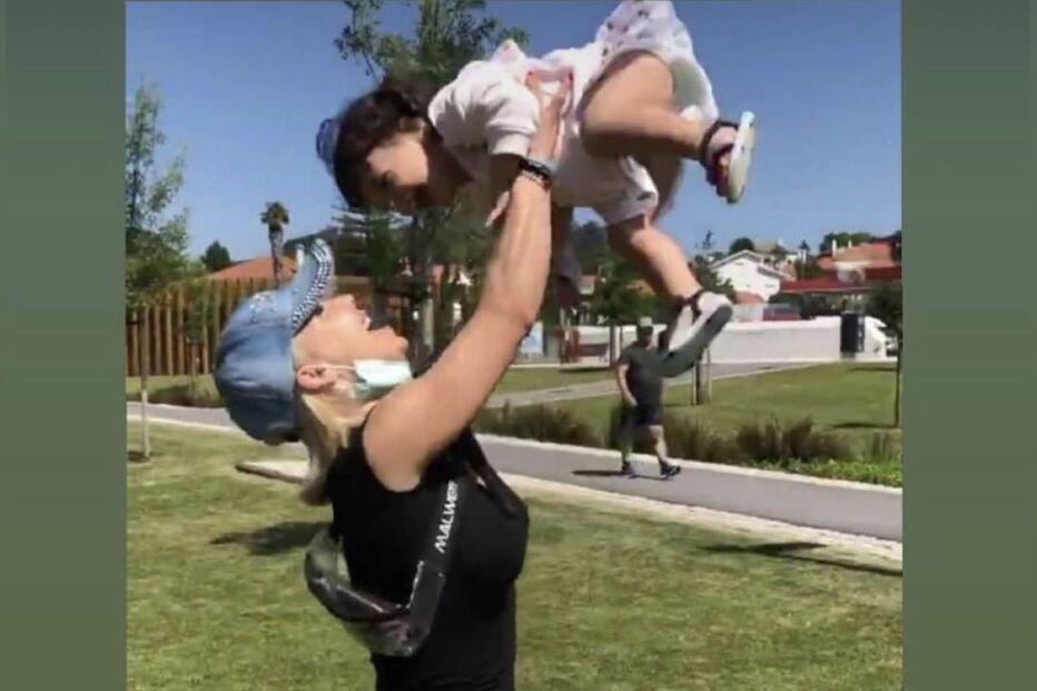 Luciana Abreu brinca com as filhas gémeas