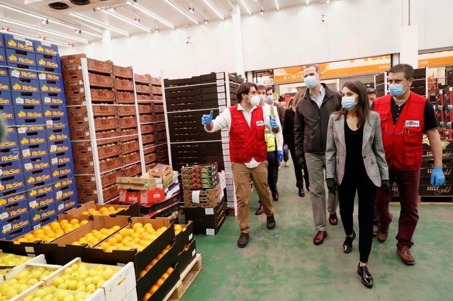 Felipe VI e Letizia visitam mercado em Madrid 