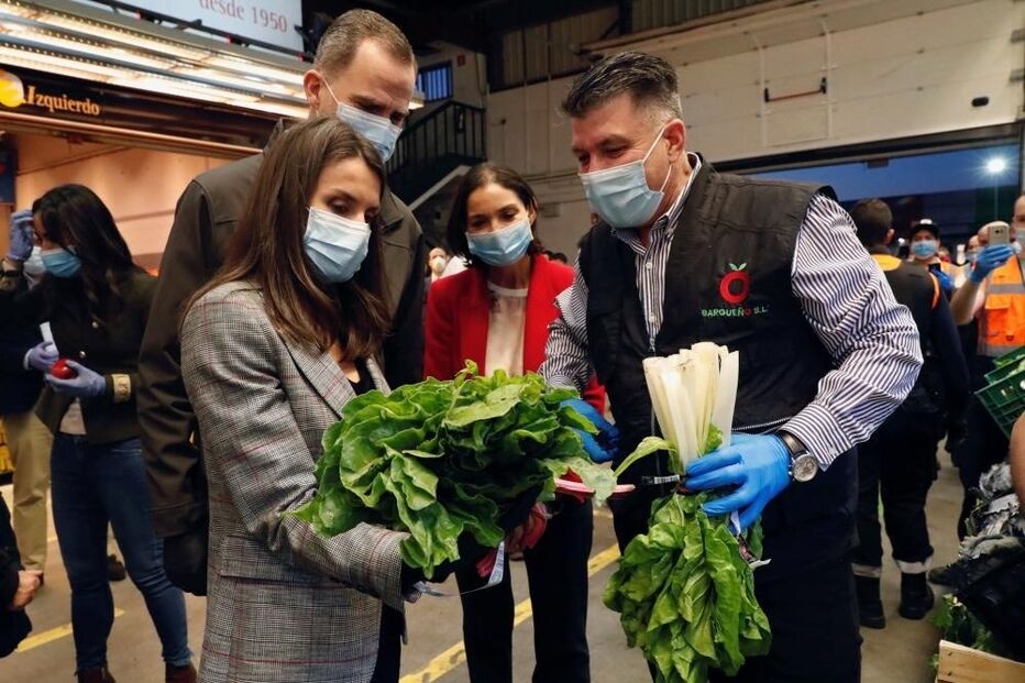 Felipe VI e Letizia visitam mercado em Madrid 