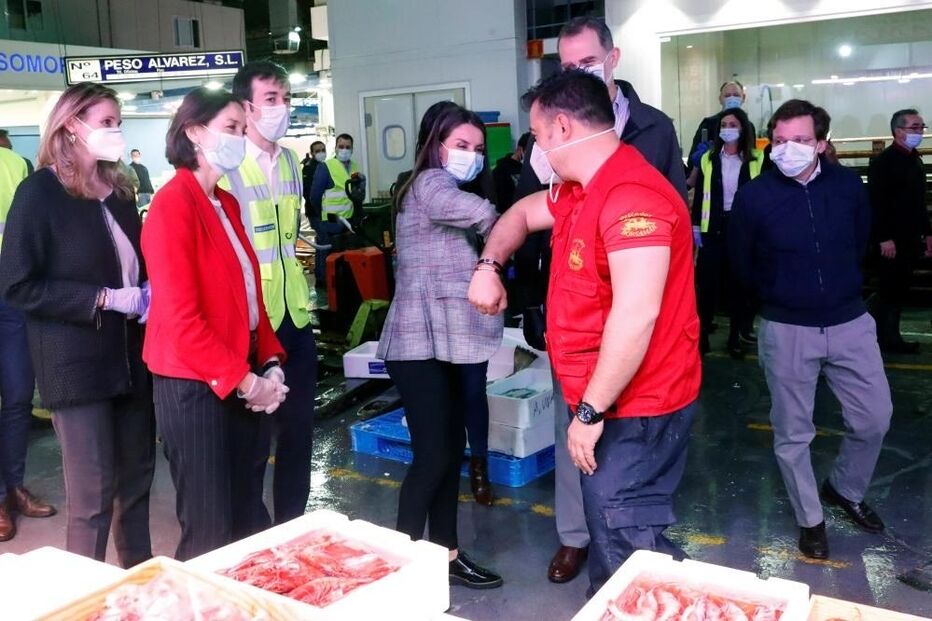 Felipe VI e Letizia visitam mercado em Madrid 