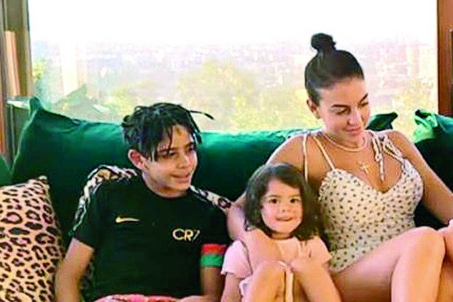 Namorada de Cristiano Ronaldo exibe luxos