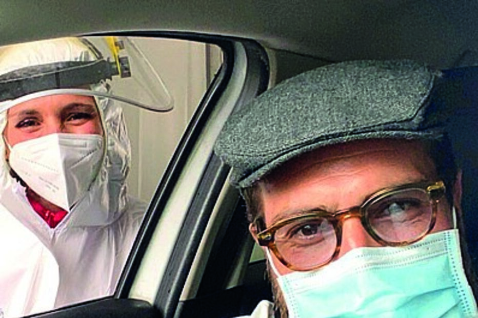 Isaac Alfaiate com a enfermeira após o teste 