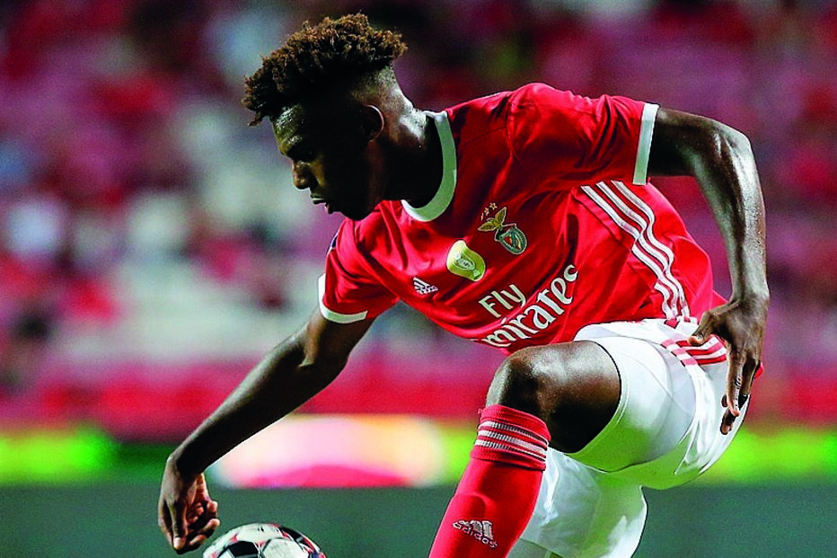 Nuno Tavares tem 20 anos e joga habitualmente a lateral-esquerdo