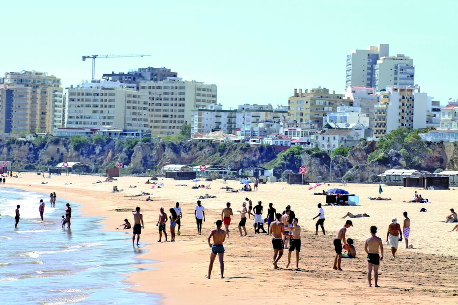 Banhistas aproveitaram ontem o bom tempo na praia da Rocha, em Portimão
