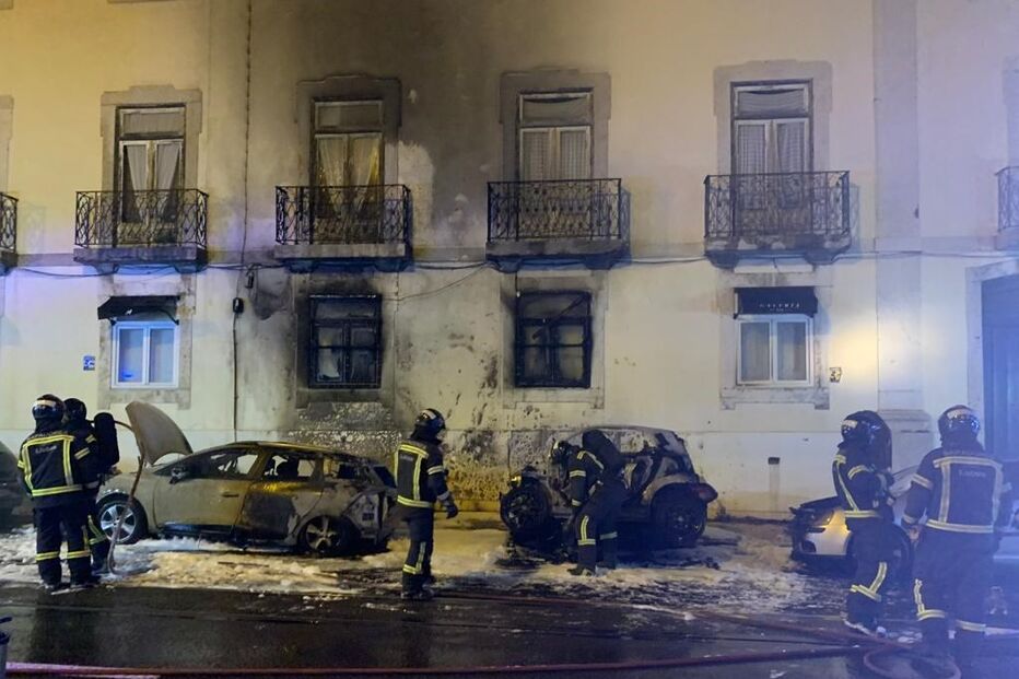 Vários carros incendiados e viaturas assaltadas durante a madrugada em Lisboa