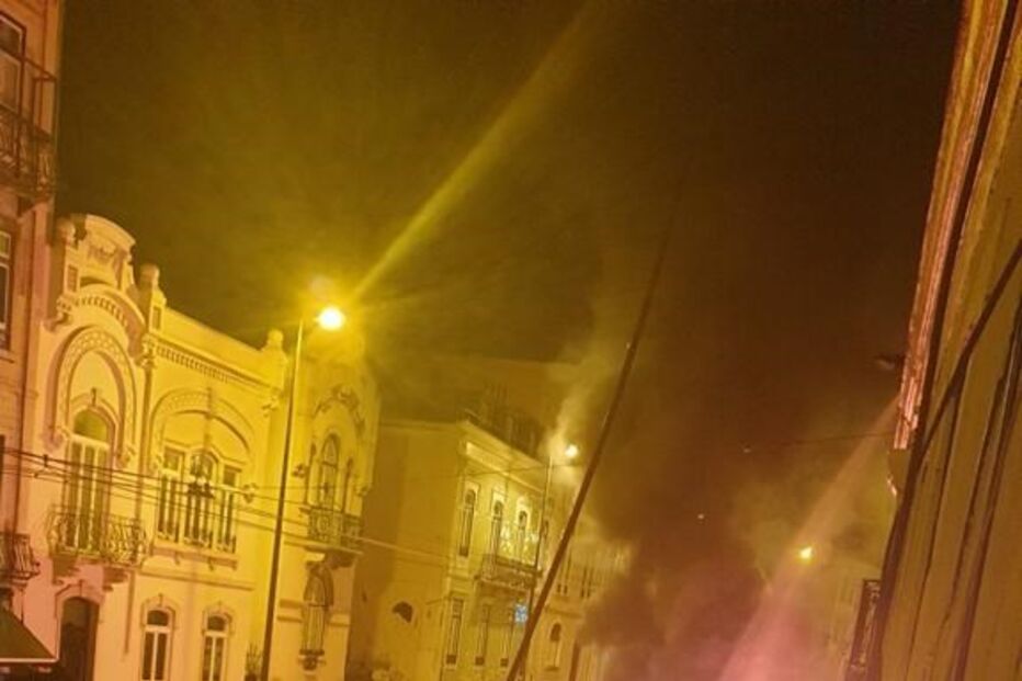 Vários carros incendiados e viaturas assaltadas durante a madrugada em Lisboa