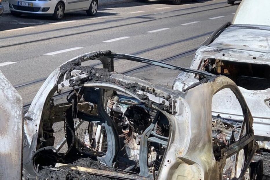 Vários carros incendiados e viaturas assaltadas durante a madrugada em Lisboa