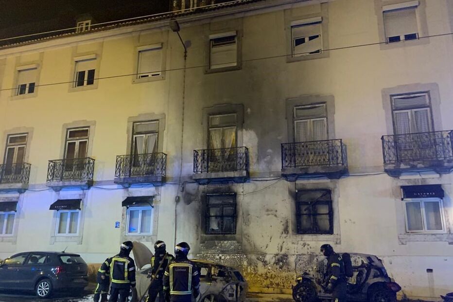Vários carros incendiados e viaturas assaltadas durante a madrugada em Lisboa