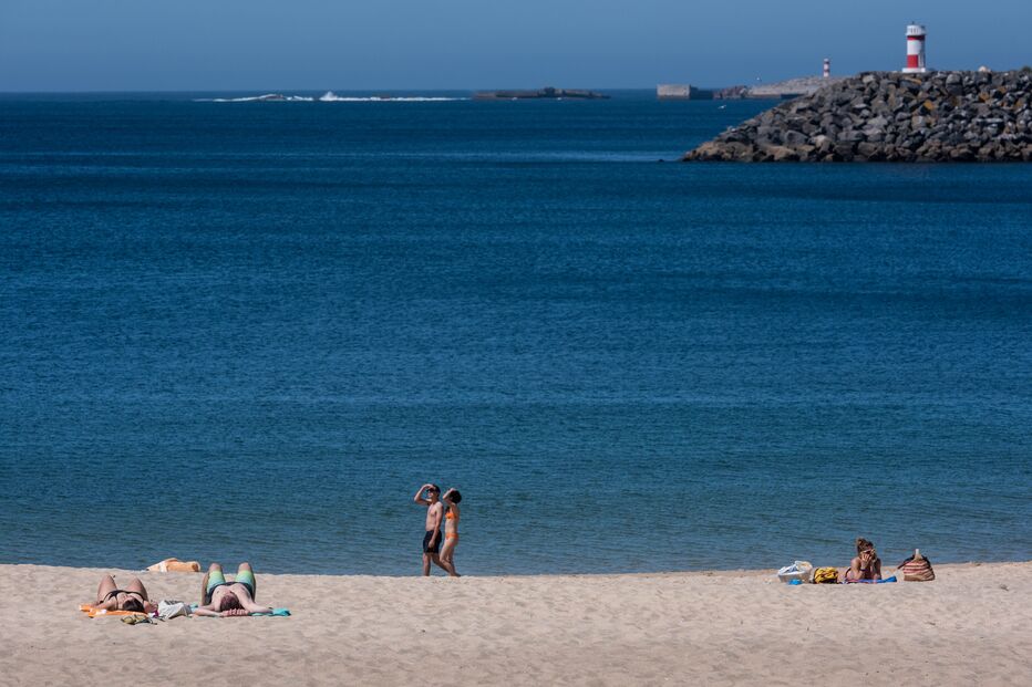 Calor leva portugueses às praias no Litoral Alentejano