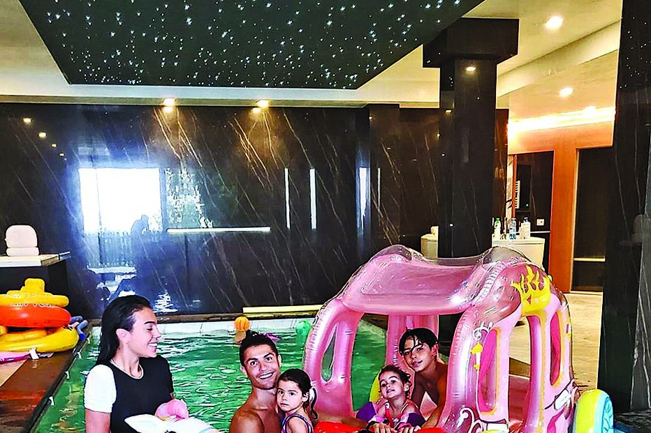 Ronaldo com Georgina e os quatro filhos