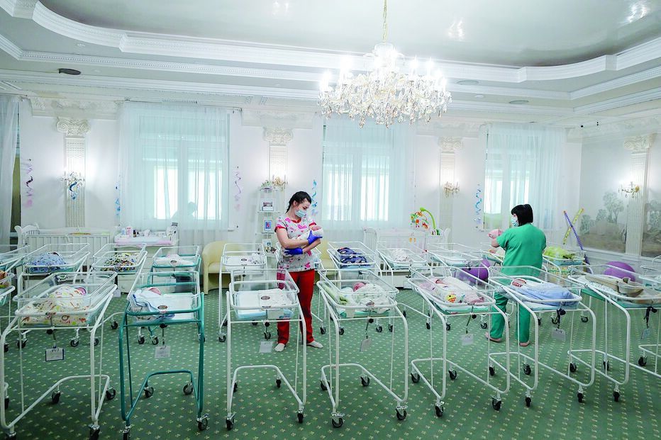 Autoridades revelaram imagens de bebés que esperam a chegada dos pais para os levaram para os seus países 