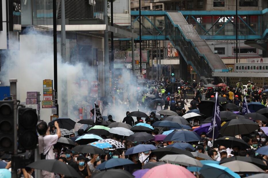 Polícia dispara gás lacrimogéneo contra manifestantes anti-Governo em Hong Kong