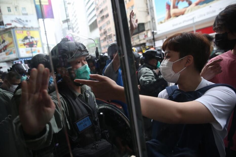 Polícia dispara gás lacrimogéneo contra manifestantes anti-Governo em Hong Kong