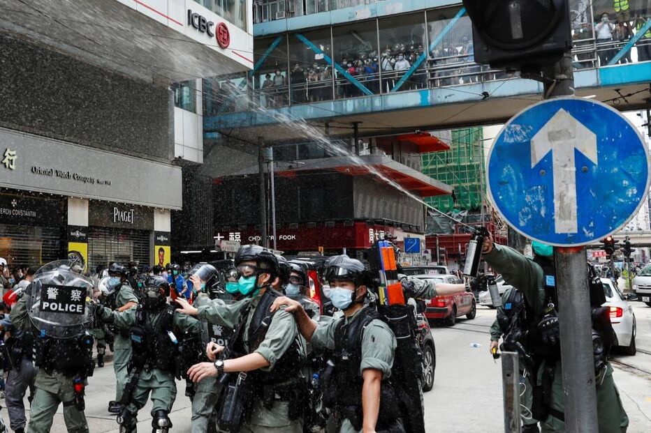 Polícia dispara gás lacrimogéneo contra manifestantes anti-Governo em Hong Kong