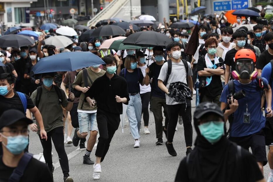 Polícia dispara gás lacrimogéneo contra manifestantes anti-Governo em Hong Kong