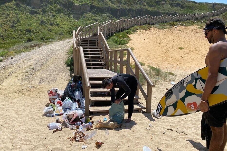 Máscaras, garrafas de cerveja e muito lixo: Foi este o resultado do desconfinamento e do regresso às praias