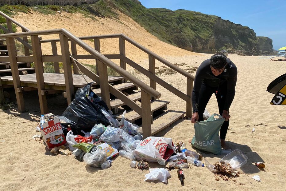 Máscaras, garrafas de cerveja e muito lixo: Foi este o resultado do desconfinamento e do regresso às praias