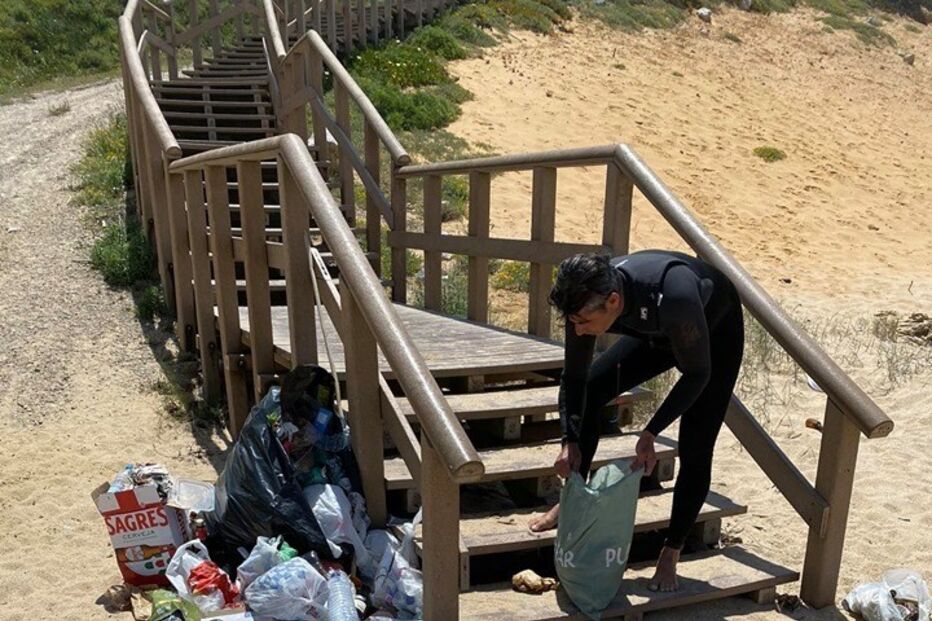 Máscaras, garrafas de cerveja e muito lixo: Foi este o resultado do desconfinamento e do regresso às praias