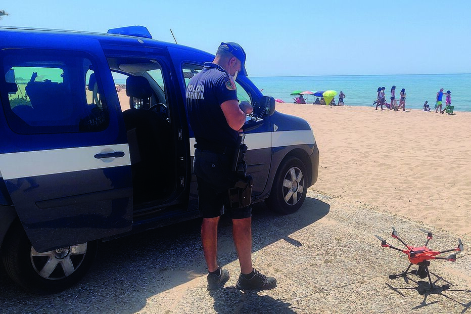 Na praia de Quarteira, a Polícia Marítima testou ontem de manhã um drone que deverá ser utilizado para controlar as maiores praias da região algarvia   